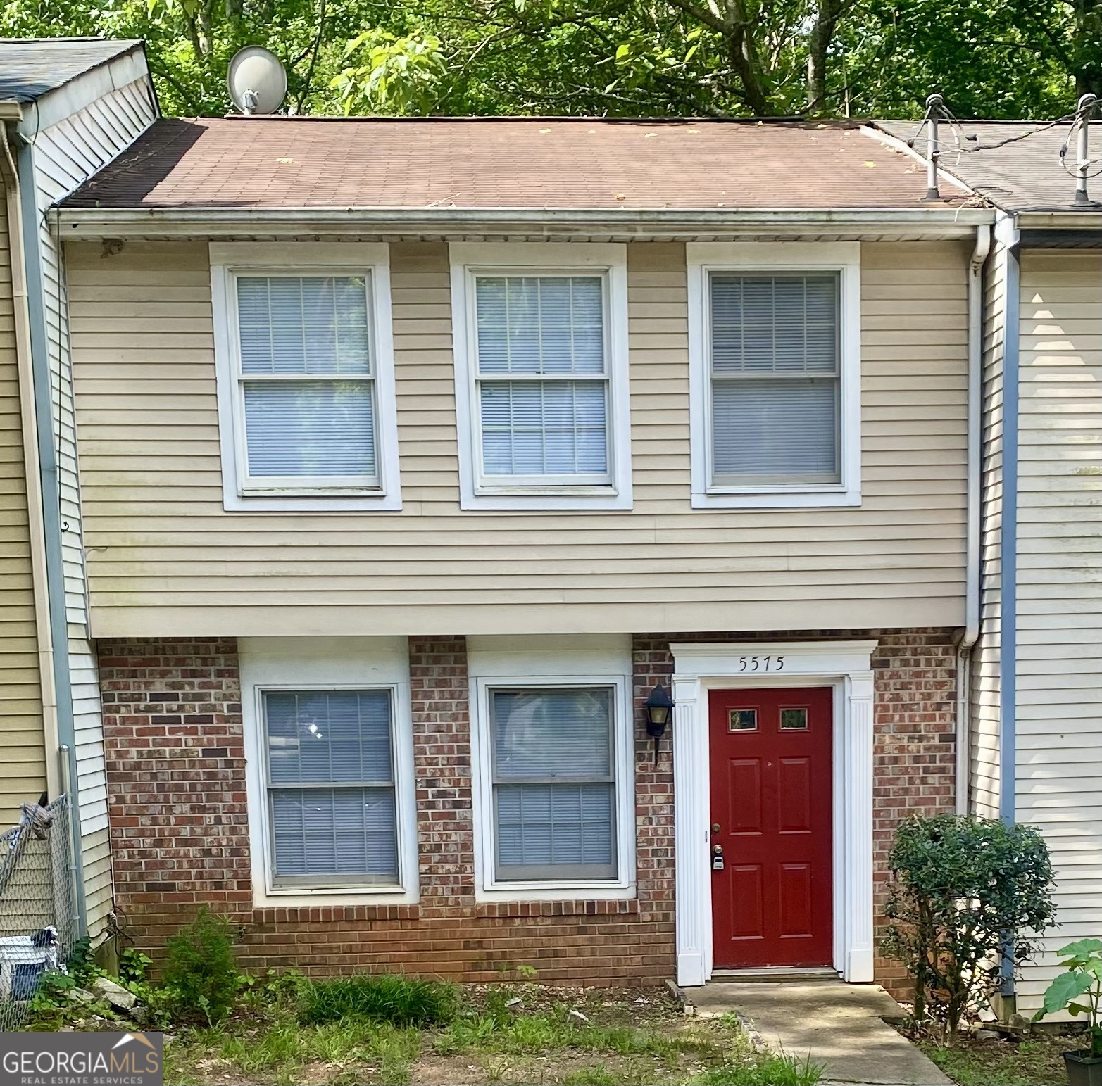 Great 2-story townhome, ready for new tenant, 2 bedrooms, 1.5 bath, conveniently located near shopping, schools, interstates.