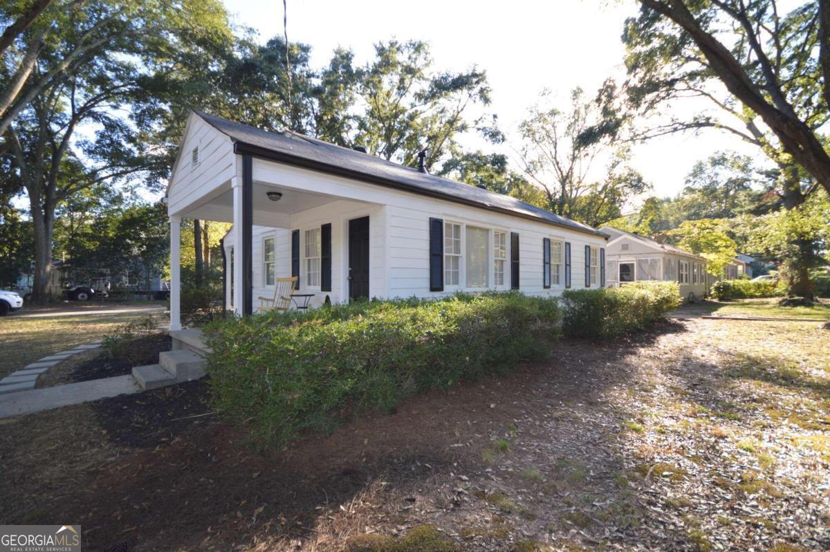 FULLY FURNISHED. 14 day minimum. Pets Welcome. This property inclues all utilities, lawncare and pest serices. Fully furnished kitchen. Ideally suited for business travelers, home sellers caught between properties, or displaced home owners due to insurance claims. Need a place for the ain-Laws to stay for an extended period of time?a. We will consider weekly rentals. Not a tenant/landlord arrangement. Security deposit $1, 000, cleaning fee $190 per reservation, and pet fee $120 per stay. Over 80+ houses to choose from at our website. Owner/Agent