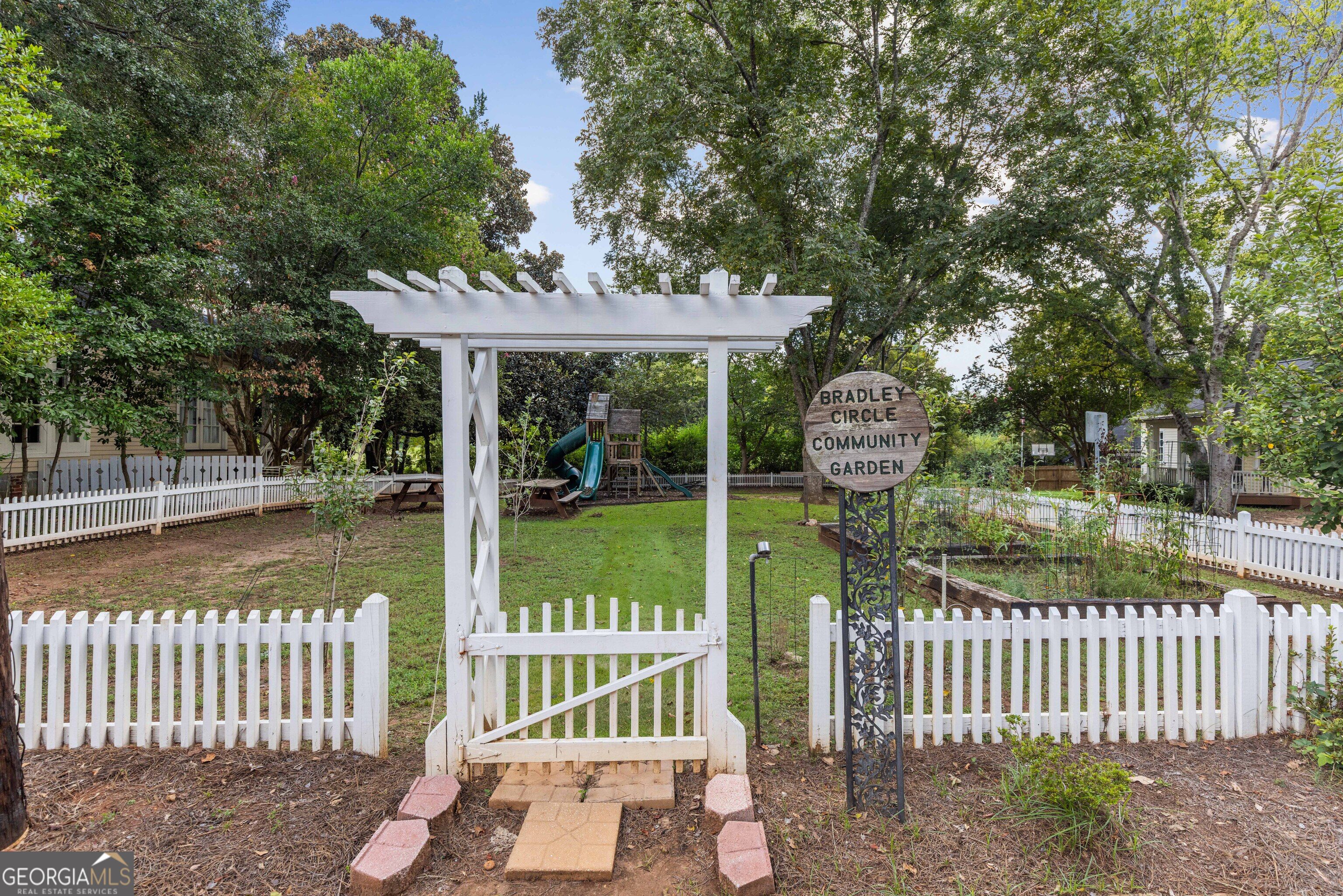 2910 Bradley CIR
