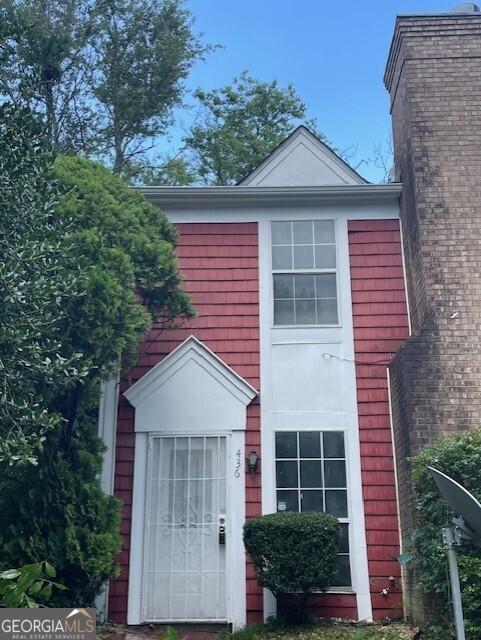 VACANT Large 1 bedroom, 1 bathroom, this property features an open floor plan, spacious kitchen with lots of counter space townhouse. Excellent price and location.