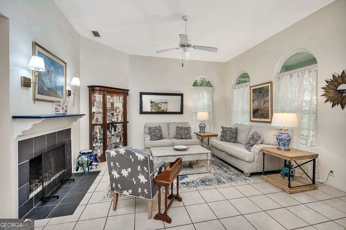 118 Grand Oaks LN