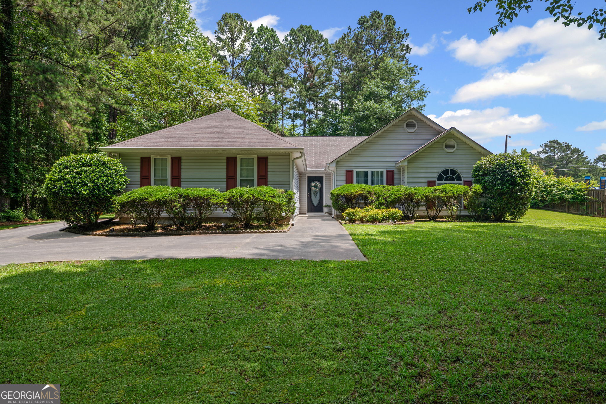 Immaculate Ranch Home on a 0.80 +/- acre lot in top rated schools!! Spacious Kitchen with all appliances included with a Breakfast Bar and a Breakfast area. Vaulted Family Room with a fireplace with brick surround and gar starter! Dining Room with exterior door leading out to a screened porch overlooking private backyard!! Primary bedroom on main with double trey ceiling with a walk-in closet with primary bathroom with vanity, garden tub and separate shower. Two guest bedrooms on main, both with closets and a guest bathroom in the hallway with vanity and shower/tub. Home is located minutes from Interstate I-85 and a brand new Publix with shops and restaurants!!