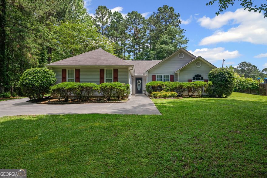 Immaculate Ranch Home on a 0.80 +/- acre lot in top rated schools!! Spacious Kitchen with all appliances included with a Breakfast Bar and a Breakfast area. Vaulted Family Room with a fireplace with brick surround and gar starter! Dining Room with exterior door leading out to a screened porch overlooking private backyard!! Primary bedroom on main with double trey ceiling with a walk-in closet with primary bathroom with vanity, garden tub and separate shower. Two guest bedrooms on main, both with closets and a guest bathroom in the hallway with vanity and shower/tub. Home is located minutes from Interstate I-85 and a brand new Publix with shops and restaurants!!