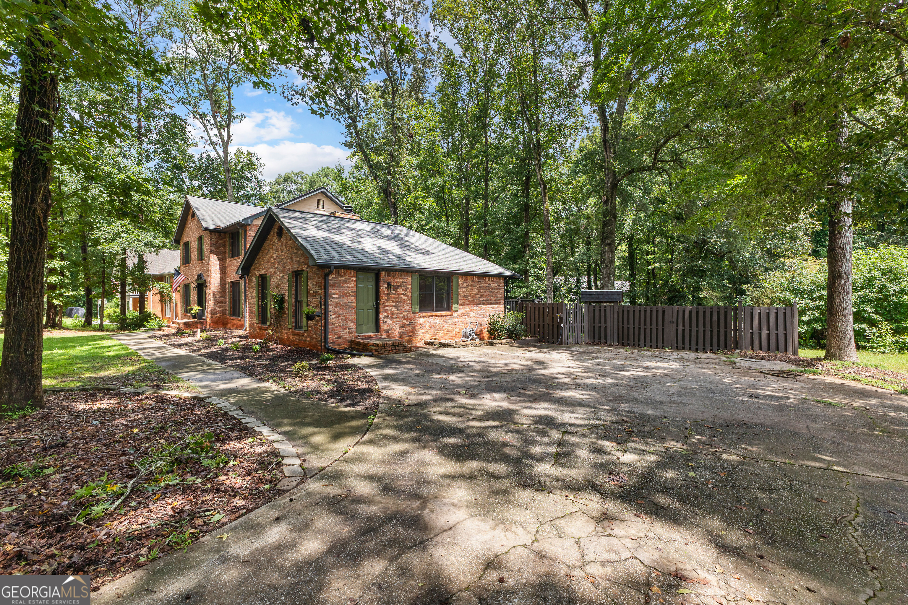 220 Essex CIR