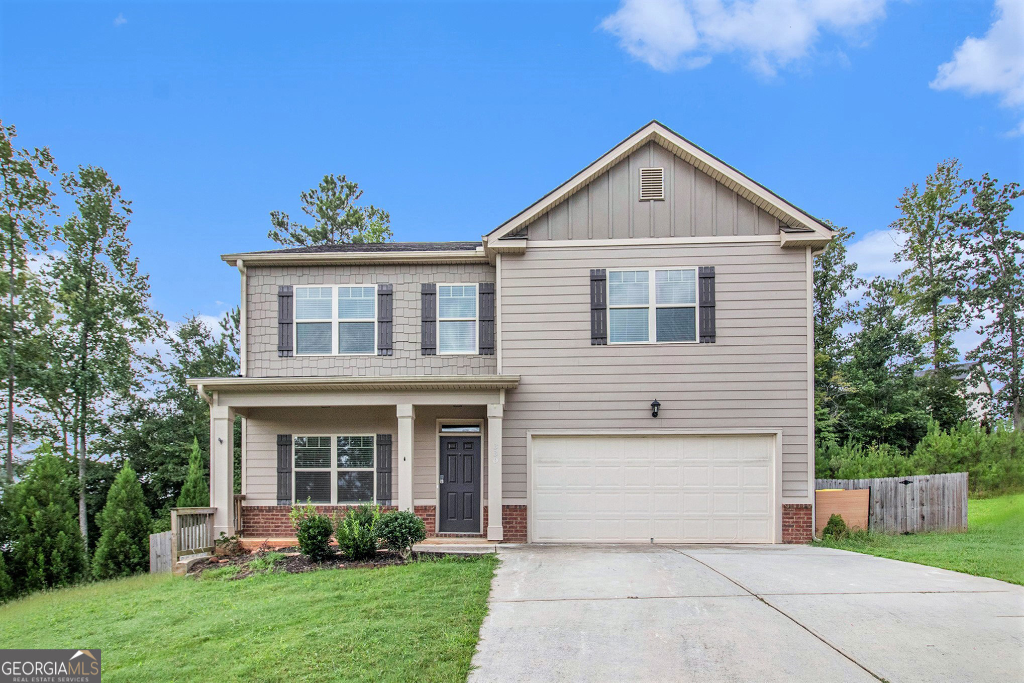 4BR Heritage Pointe gem with upstairs loft, fenced backyard, and resort-style amenities-minutes to Tanger & Ashley Park! Beautiful 4BR/3.5BA traditional home on a quiet cul-de-sac in Heritage Pointe! Built in 2019, this home features an open-concept kitchen with island, granite countertops, espresso cabinets, stainless steel appliances, and hardwood/travertine floors. The spacious owner's suite offers a spa-like bath with dual sinks, soaking tub, separate shower, and walk-in closet. Upstairs loft + 3 bedrooms provide plenty of space. Enjoy a fenced backyard with patio. Community amenities include a pool, playground, fitness center, and tennis courts. You will appreciate being minutes to Historic Downtown Senoia dining, plus shopping at Tanger Outlets and Ashley Park Shopping Center. Welcome Home!