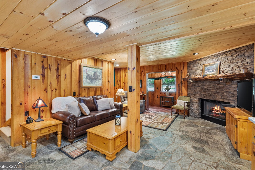 170 Dogpatch LN