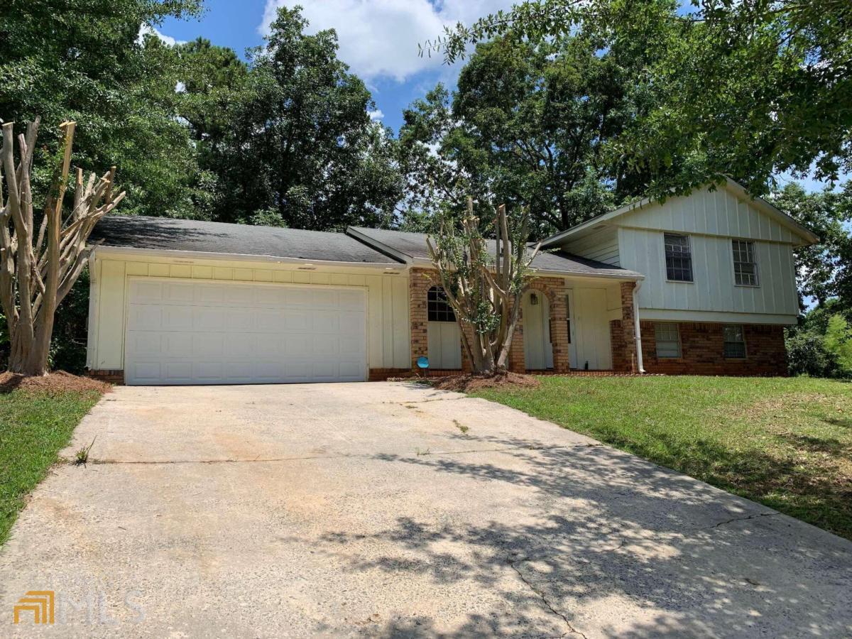 Spacious 4 BR/2BA Split Level Traditional Style Home Has Room For Everyone! Bright White Kitchen with Breakfast Area, 3 Bedrooms and Full Bath on Upper Level Plus 1 Bedroom and Additional Large Flex Room on Lower Level with a Full Bath and Patio Access. Laminate Flooring Throughout, 2 Car Garage. Close to Hollydale Elementary, Convenient to Marietta Square, Shopping, Dining, Entertainment and More.