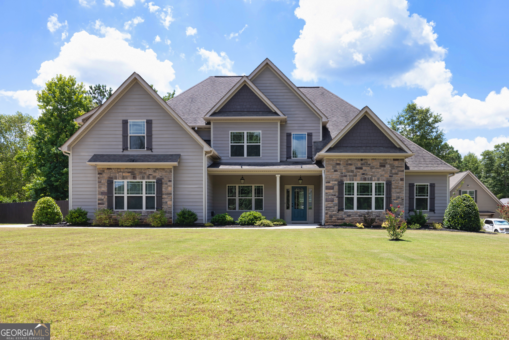 CLOSE TO HISTORICAL DOWNTOWN SENOIA! Gorgeous home located in one of Senoia's top neighborhoods! Featuring an oversized 1.3 acre lot with natural gas & cable. This home boasts plenty of room for the busy family. Huge open floor plan offering a 2 story foyer, coffered ceiling in family room, oversized, recently renovated kitchen, formal dining room, vaulted breakfast room. A total of 5 bedrooms, 4 full baths, plus a large playroom/rec room. Master bedroom has a deep trey ceiling and another valuted bedroom on main. 3 bedrooms (one is very large). One bedroom having a private bath and the other 2 having a shared bath. Covered front and back porch, plus open patio. 1.3 acre lot with large, fenced backyard.
