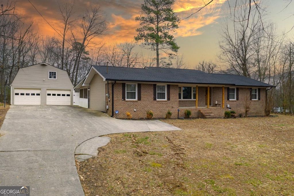 Photo of 240 SE Sunrise Circle SE, Calhoun, GA 30701 (MLS # 10687440)