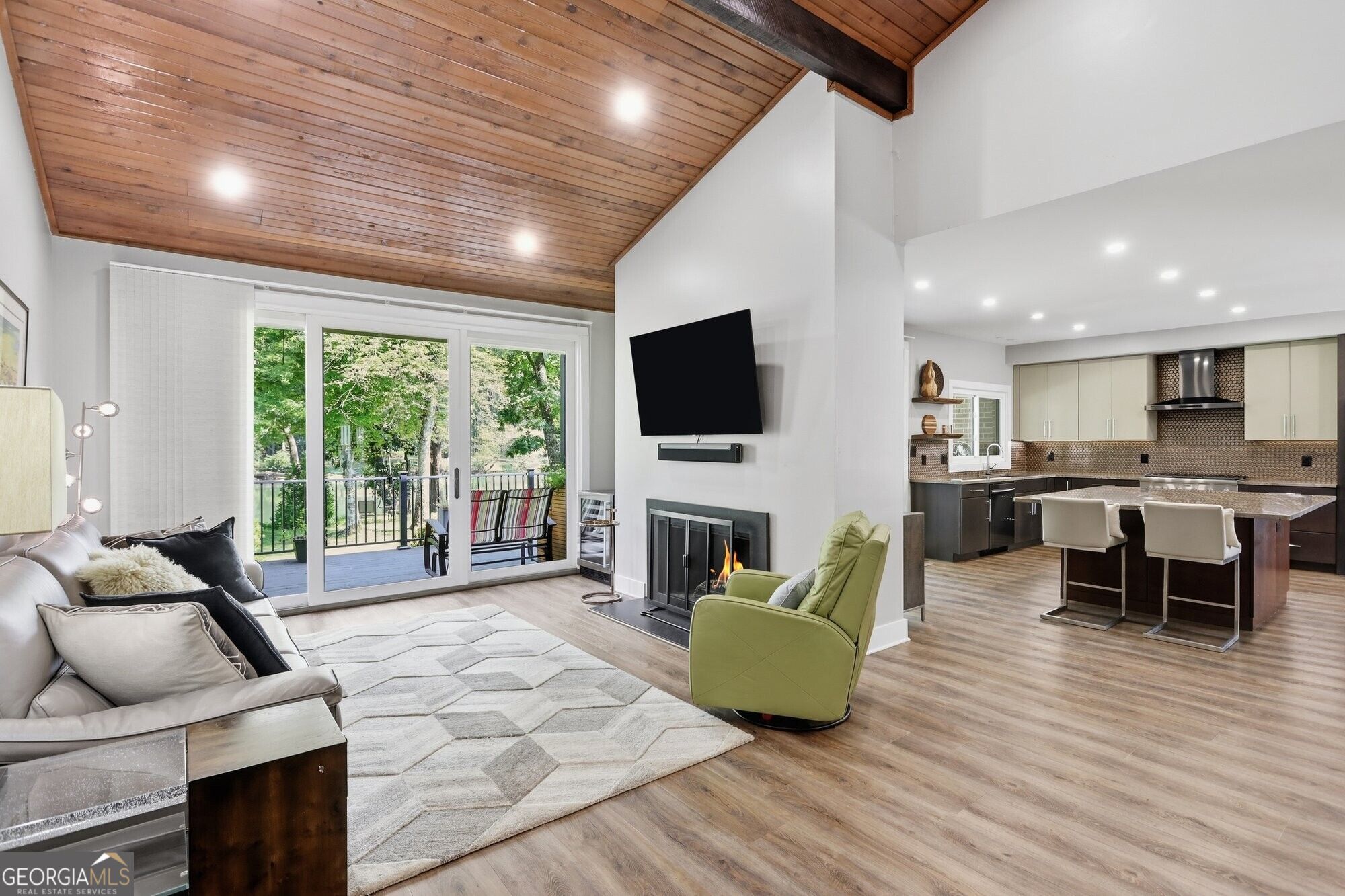 3998 Columns DR