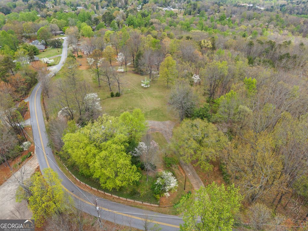 Photo of 664 Chenocetah Dr, Cornelia, GA 30531 (MLS # 10729863)