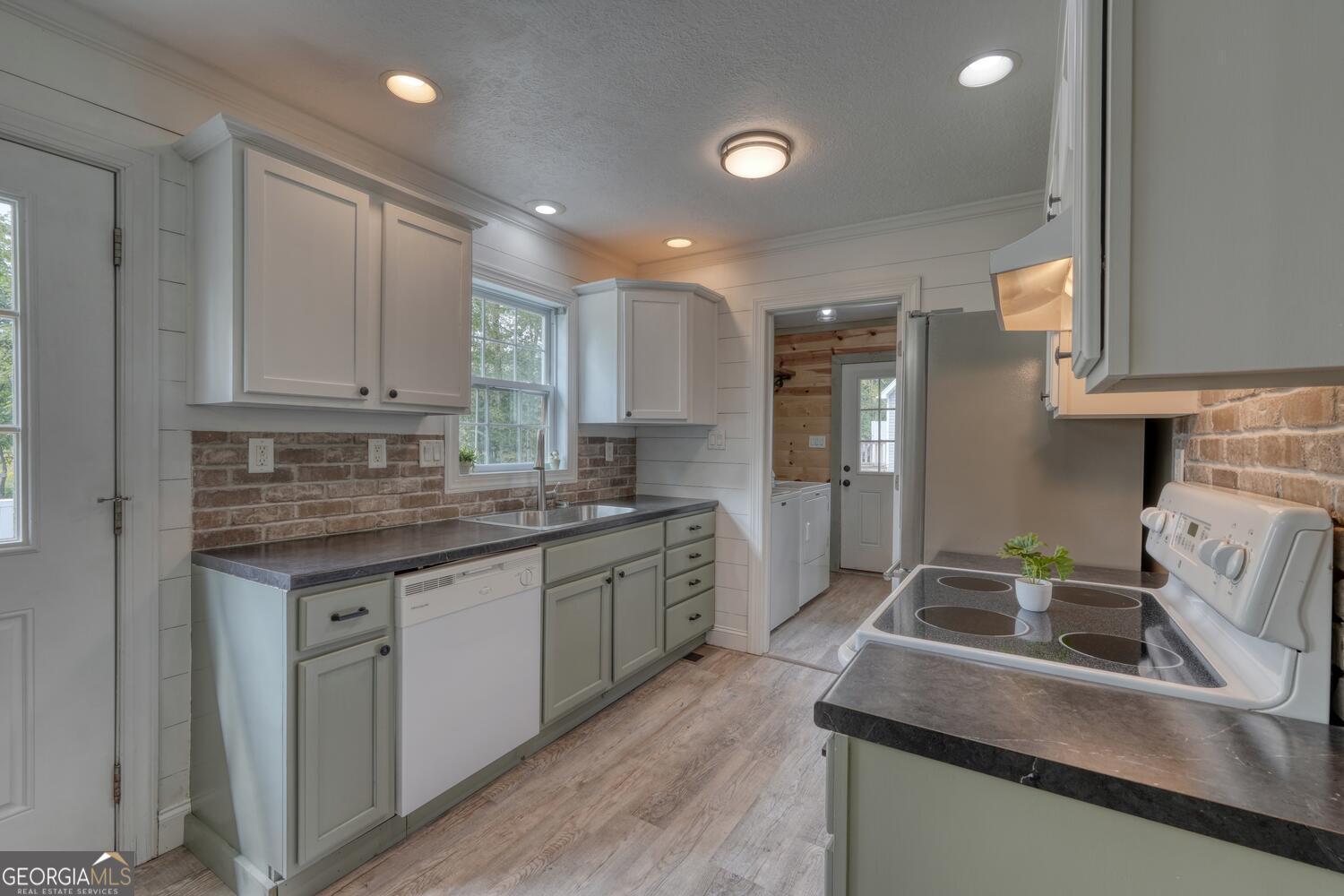 5457 Willow Springs RD