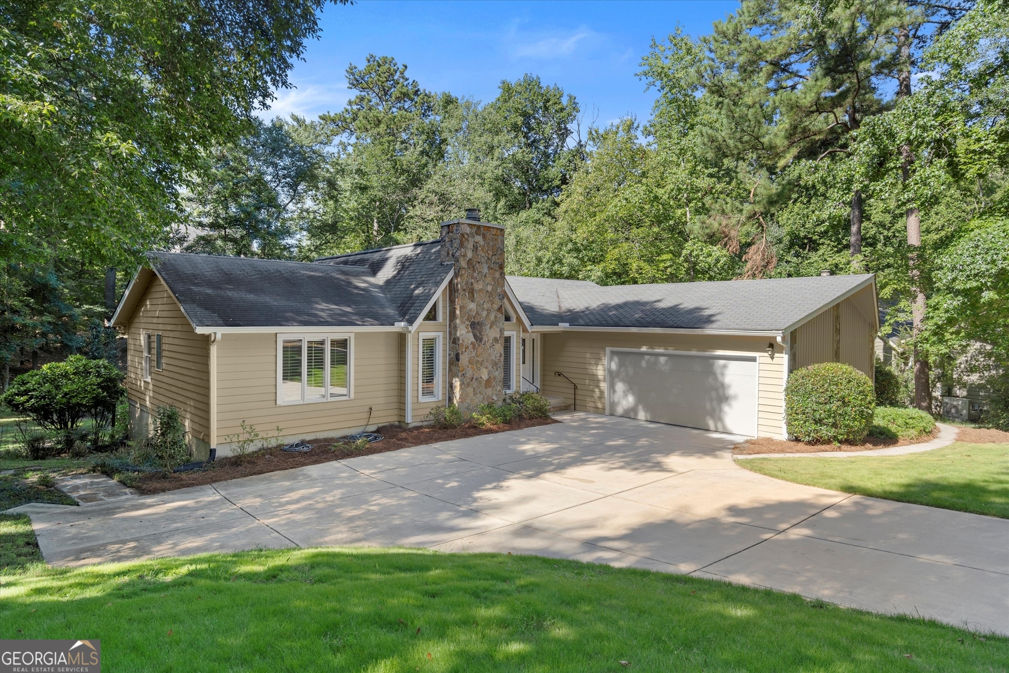 Rare opportunity in Horseshoe Bend! Well maintained four bedroom ranch with the master and two additional bedrooms on the main, vaulted great room /dining room leading onto screened porch with views of private back yard. Full basement/ in-law suite with additional bedroom, full bath, kitchenette, bonus room and workshop. Private downstairs patio from basement. Horseshoe Bend has a private golf, swim and tennis community that is beyond exceptional! This one will not last long!