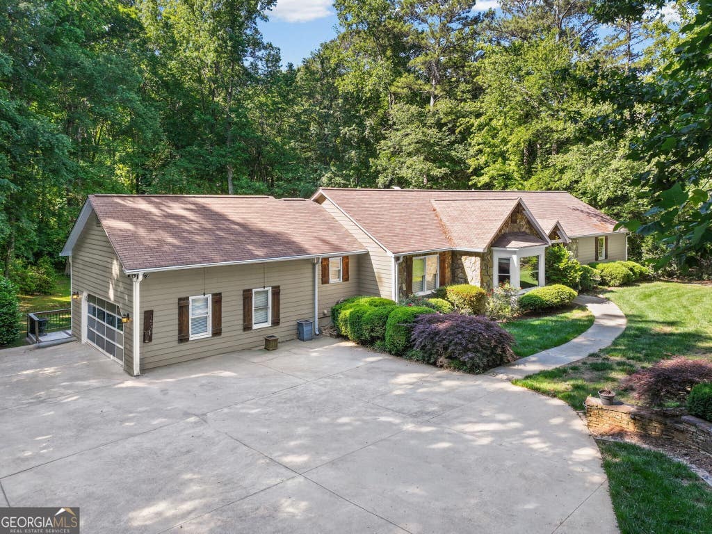 Photo of 1530 Woodstock Road, Roswell, GA 30075 (MLS # 10794980)