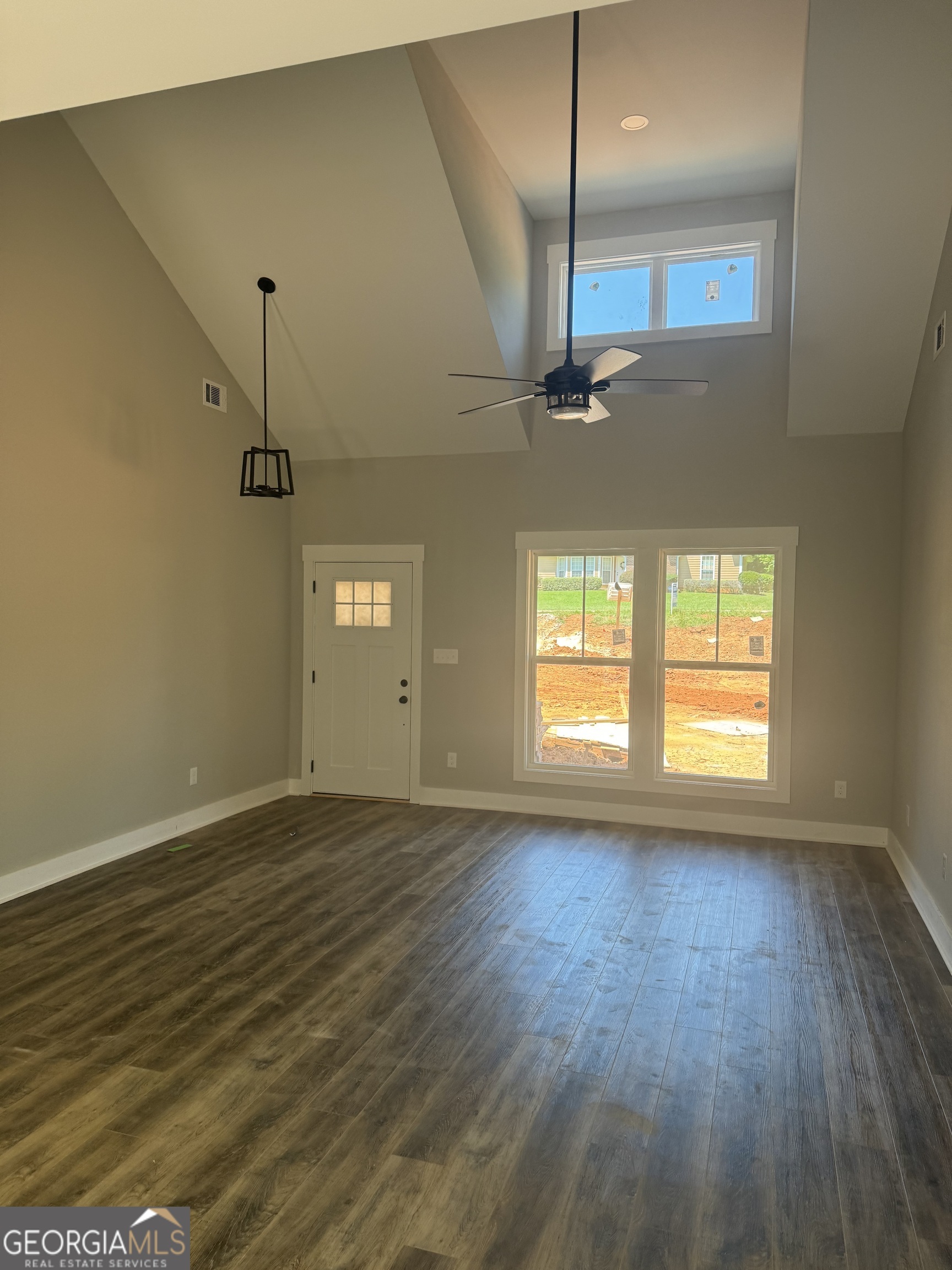 Photo 4 of 5 of 1511 Wisteria DR house