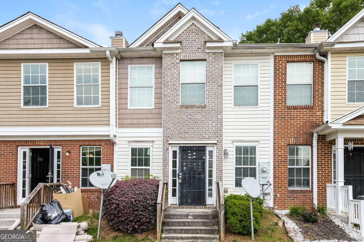 Attention investors, check out this convenient Decatur townhome. Desirable floor plan includes a half bath on the main for guests and well-sized bedrooms upstairs, each with ample closet space. You'll also find a fireplace in the family room and spacious kitchen ready for customization. This property provides easy access to stores, restaurants and other necessities and makes commuting a breeze!