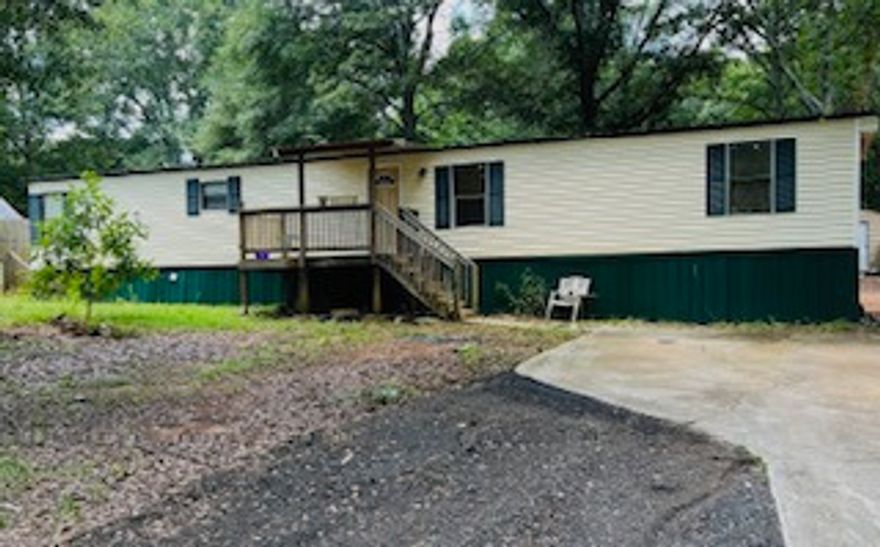 2 Bedroom 2 Bathroom Mobile Home located in quiet Skyland subdivision. Convenient to shopping at Tanger Outlets and easily accessible to Interstate 75. Per owner the mobile home is deeded to the property so the lot is included and there is no lot rent.
