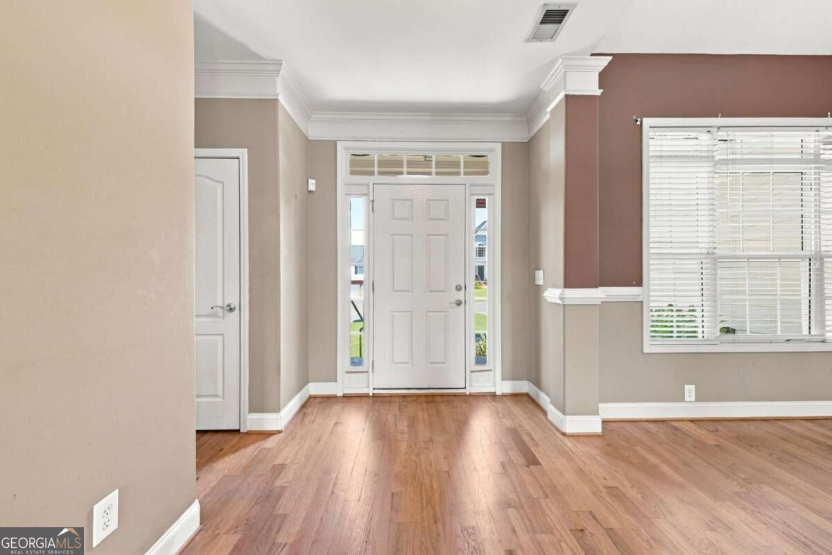102 Colonial CIR NW