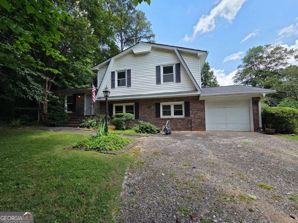 Fantastic opportunity to buy a home in the very desirable Burnt Hickory community/area of Kennesaw & Marietta. This home is in a wonderful neighborhood with a level landscaped lot. Priced aggressively to sell and ready for your personal touches! Easy Show & Sell!