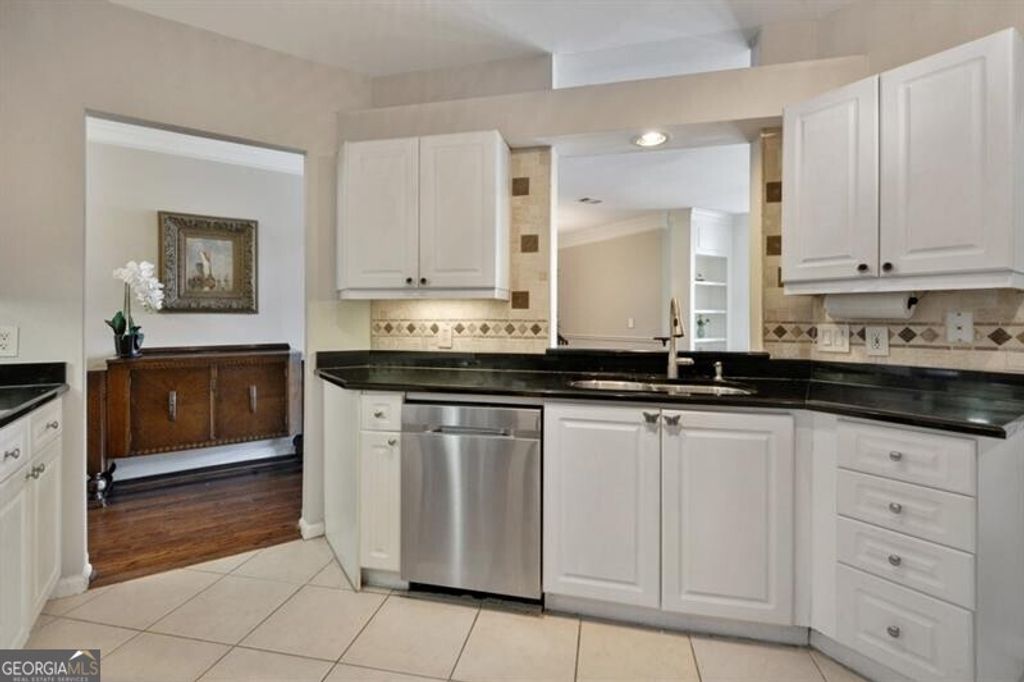 Photo of 3334 Peachtree Road NE #109, Atlanta, GA 30326 (MLS # 10670653)