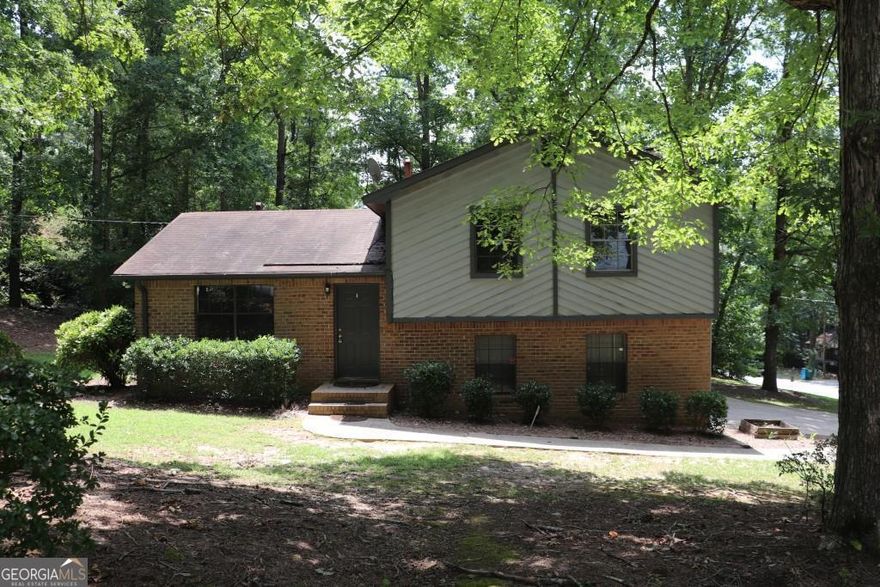 Move in ready split level home in Snellville! This home features 4 bedrooms and 2 bathrooms with a bonus/5th bedroom! New stainless steel appliances, laminate flooring and carpet.  Corner lot.  Spacious home with a lot of room for a large family.  Pets accepted with monthly pet fee and deposit.  (No violent breeds) Must have 2 years verifiable rental payment history in this price range.  Section 8 vouchers through DCA are accepted.