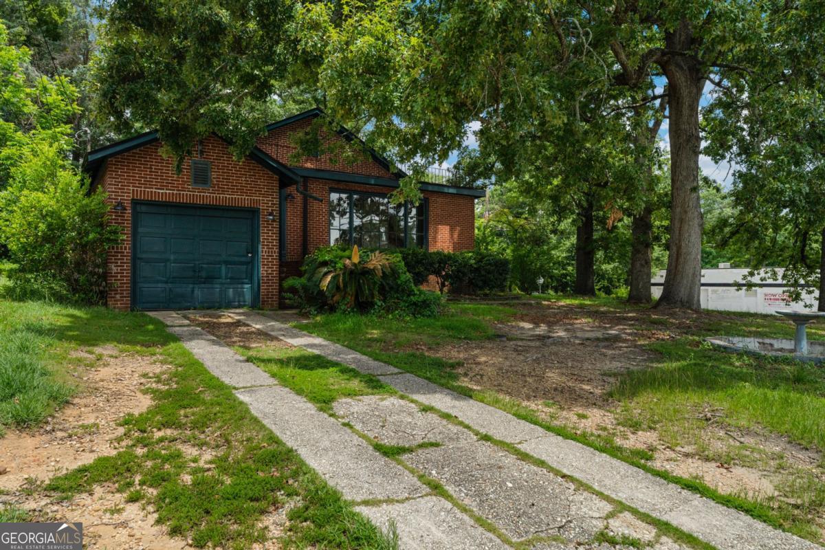 3105 Woodlawn AVE