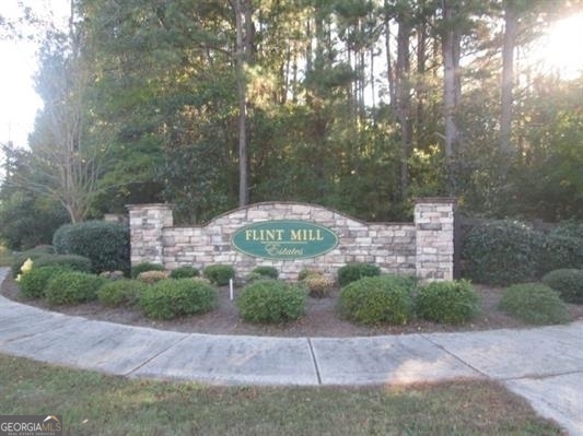 BUILDING LOT.... GRIFFIN'S PREMIERE SOUTHSIDE LOCATION. CRESCENT SCHOOL DISTRICT, NOT IN CITY LIMITS YET ALL CITY CONVENIENCES (GARBAGE PICKUP, SEWAGE, WATER, NATURAL GAS, COMCAST). POOL, CLUBHOUSE ASSOCIATION. HAVE THE CONVENIENCE OF A POOL, PLAYGROUND AND CLUBHOUSE WITHOUT ALL THE UPKEEP. HOA FEE $750/YEAR ($325 FOR VACANT LOT). 2,500 SQ FT MINIMUM ALL BRICK HOUSES OF $400,000 PLUS.