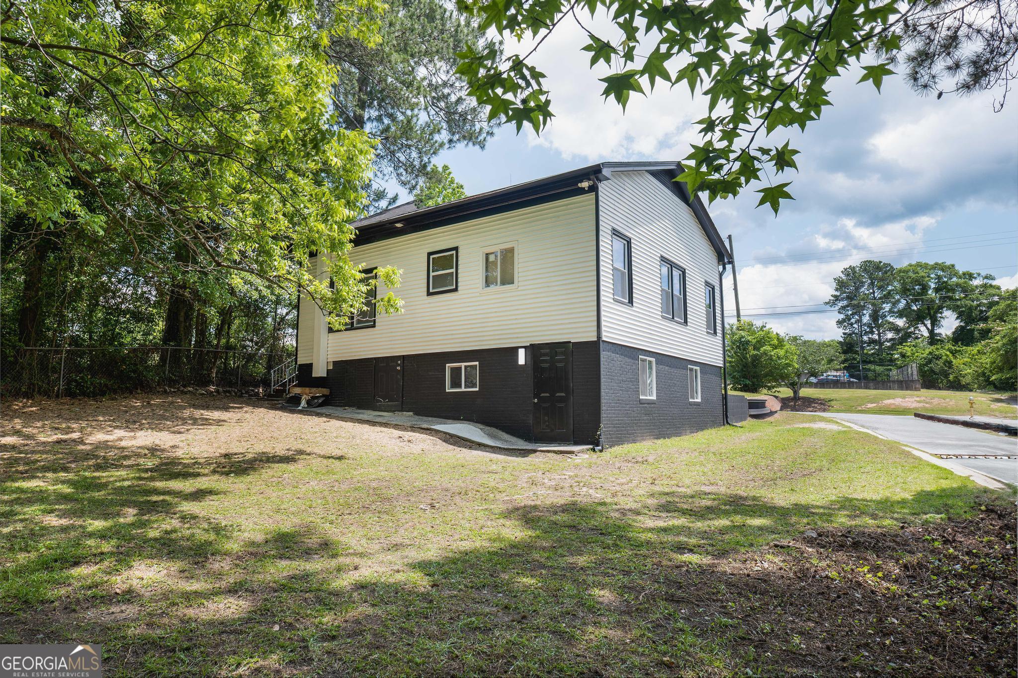 1156 Clinton RD