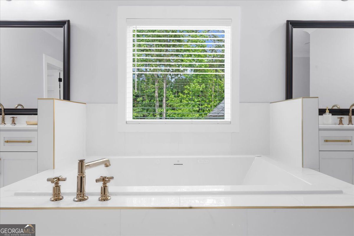 Loganville, Georgia 30052, United States, 5 Bedrooms Bedrooms, ,6 BathroomsBathrooms,Residential,Pending,132217