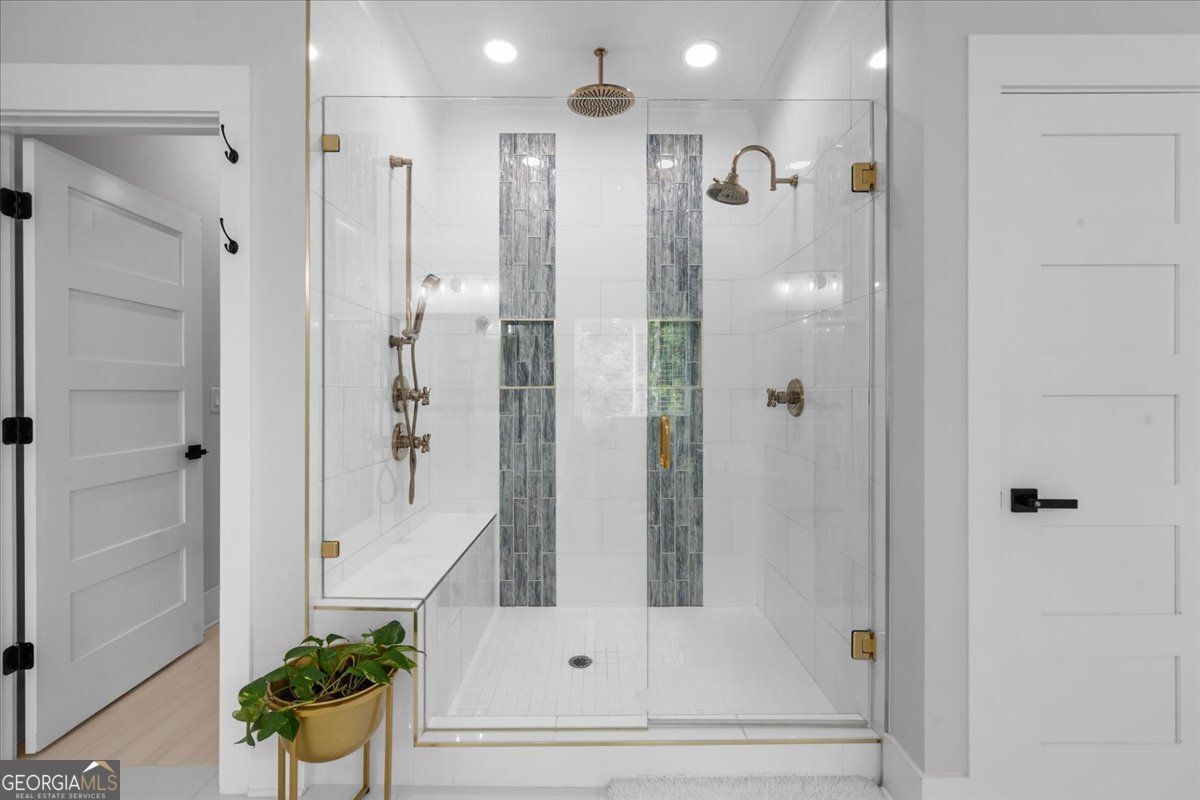 Loganville, Georgia 30052, United States, 5 Bedrooms Bedrooms, ,6 BathroomsBathrooms,Residential,Pending,132217