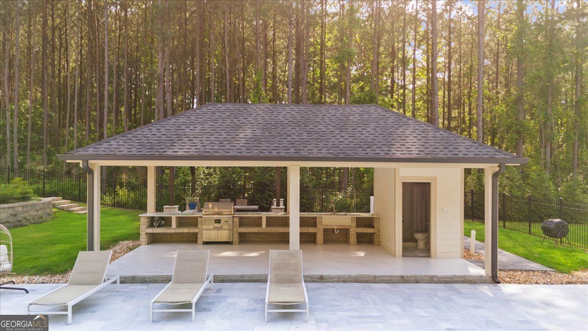 Loganville, Georgia 30052, United States, 5 Bedrooms Bedrooms, ,6 BathroomsBathrooms,Residential,Pending,132217