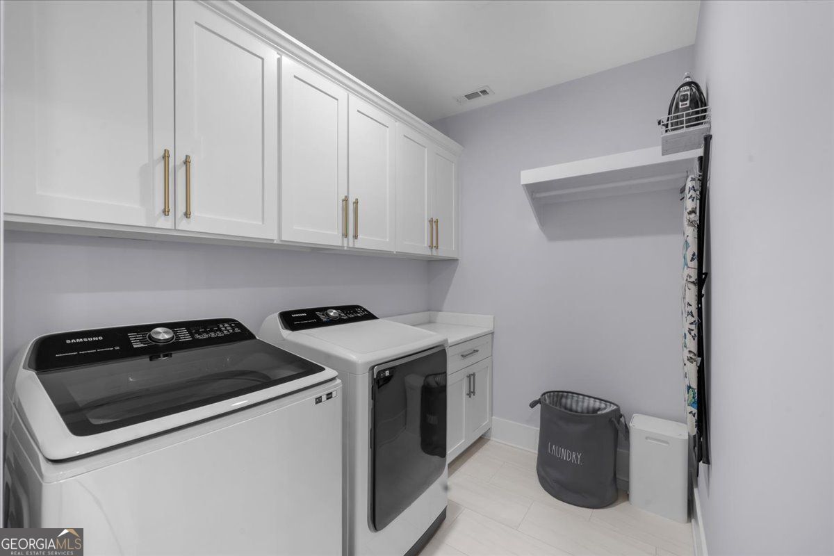 Loganville, Georgia 30052, United States, 5 Bedrooms Bedrooms, ,6 BathroomsBathrooms,Residential,Pending,132217