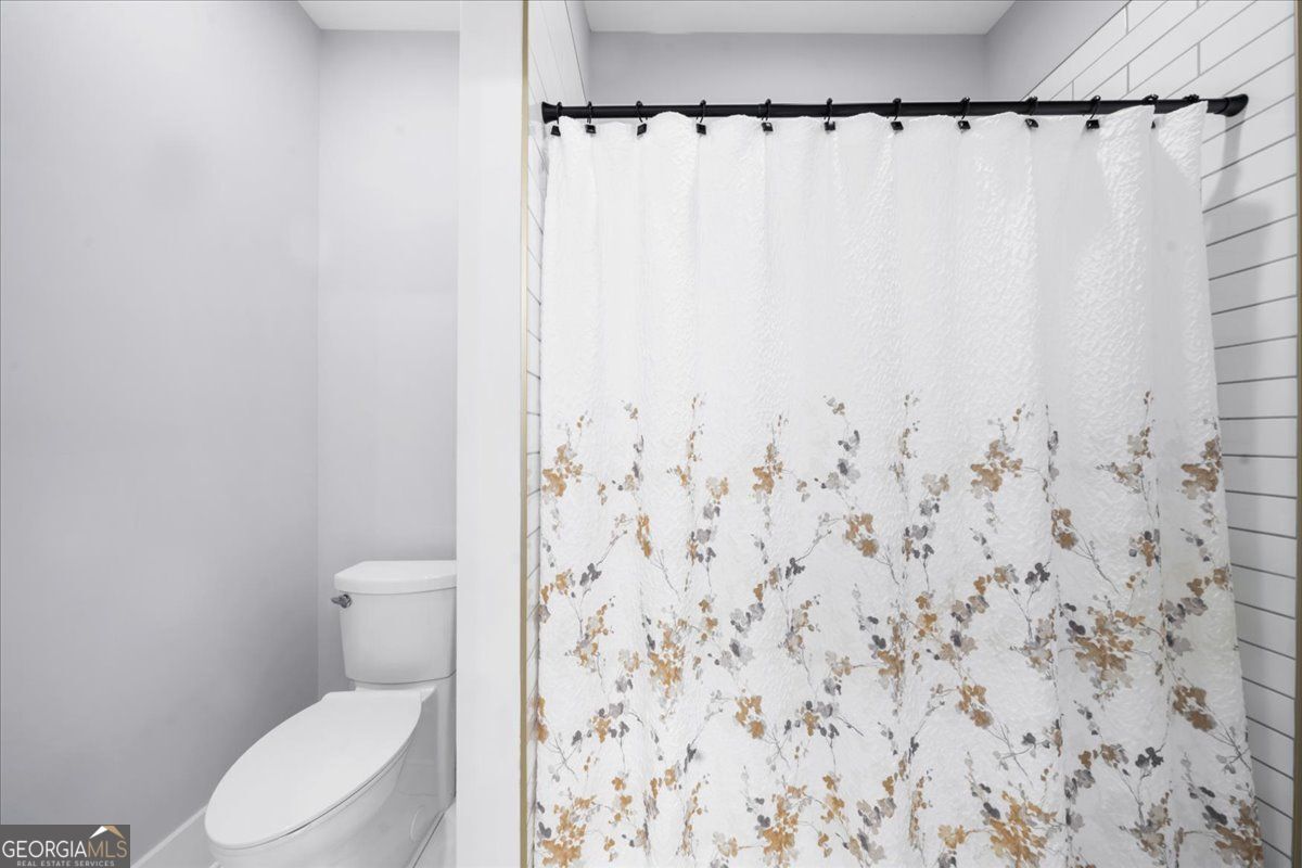 Loganville, Georgia 30052, United States, 5 Bedrooms Bedrooms, ,6 BathroomsBathrooms,Residential,Pending,132217