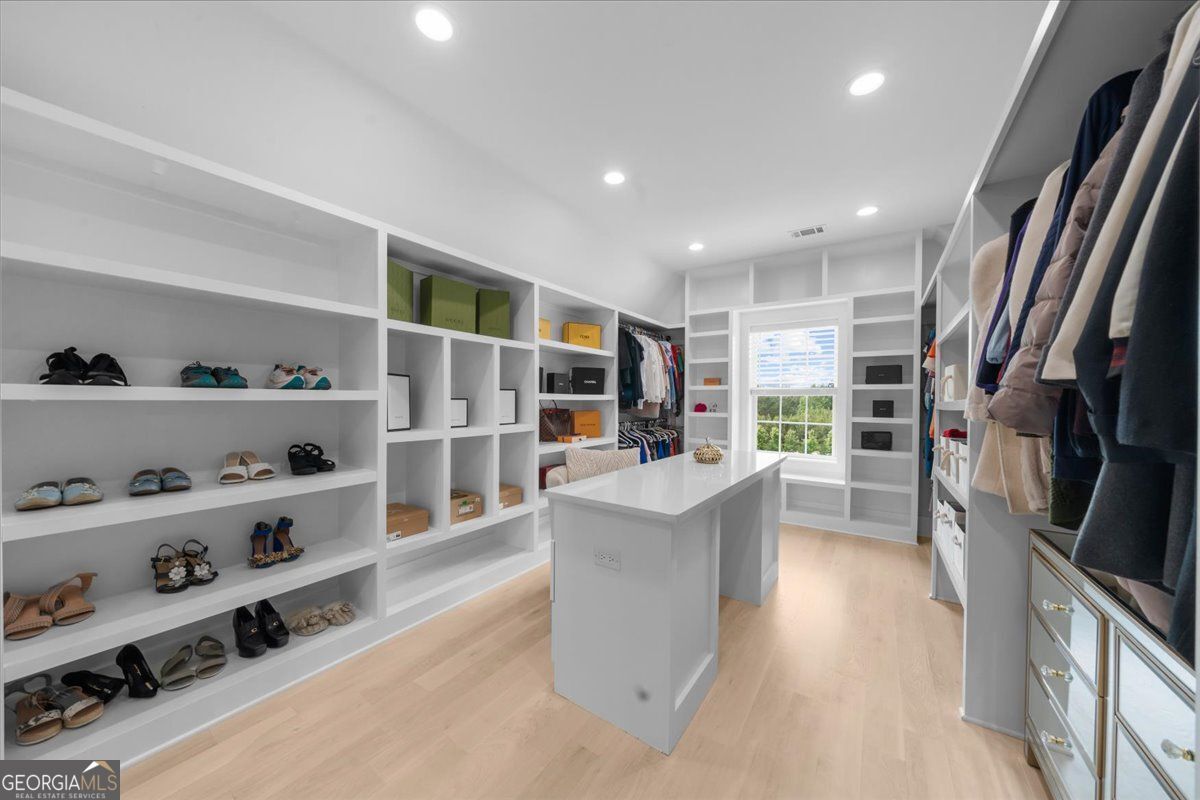 Loganville, Georgia 30052, United States, 5 Bedrooms Bedrooms, ,6 BathroomsBathrooms,Residential,Pending,132217