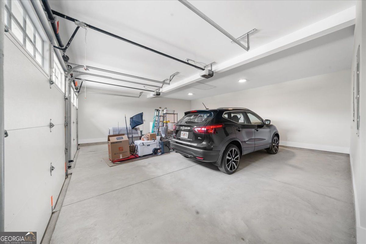 Loganville, Georgia 30052, United States, 5 Bedrooms Bedrooms, ,6 BathroomsBathrooms,Residential,Pending,132217