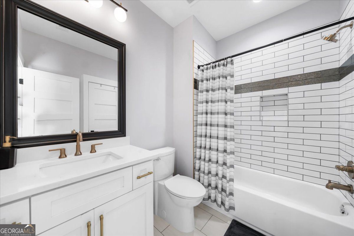 Loganville, Georgia 30052, United States, 5 Bedrooms Bedrooms, ,6 BathroomsBathrooms,Residential,Pending,132217