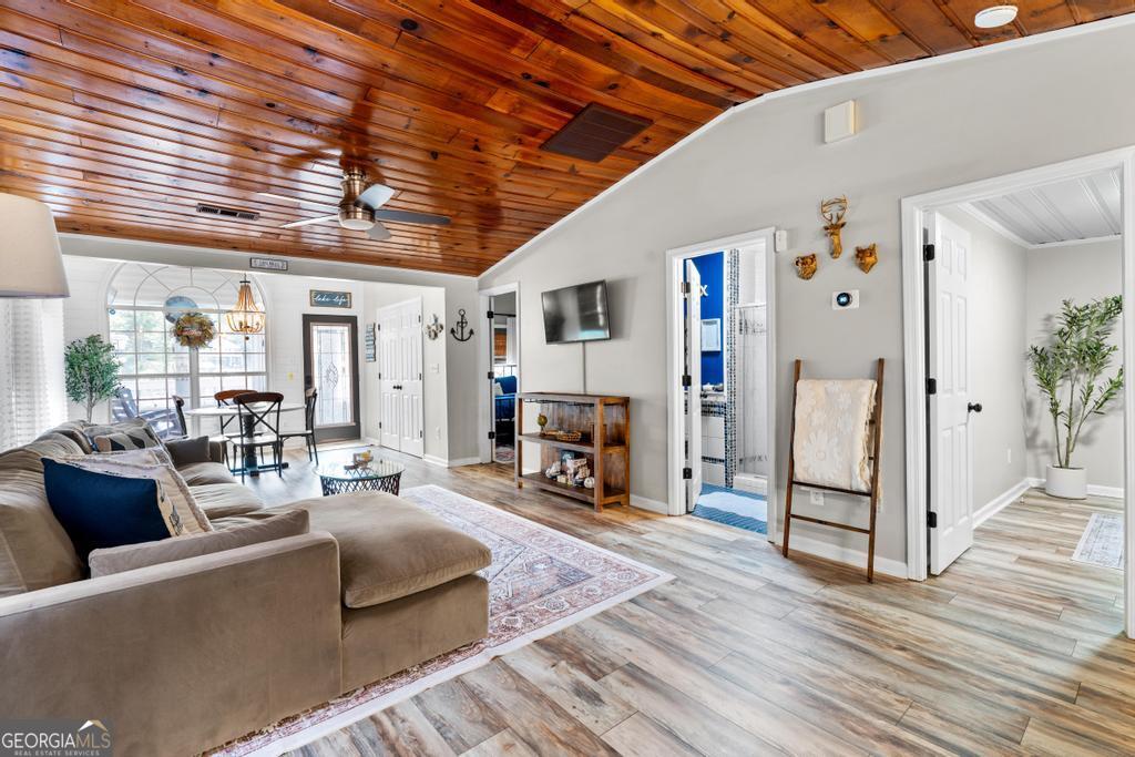512 Lakeshore DR