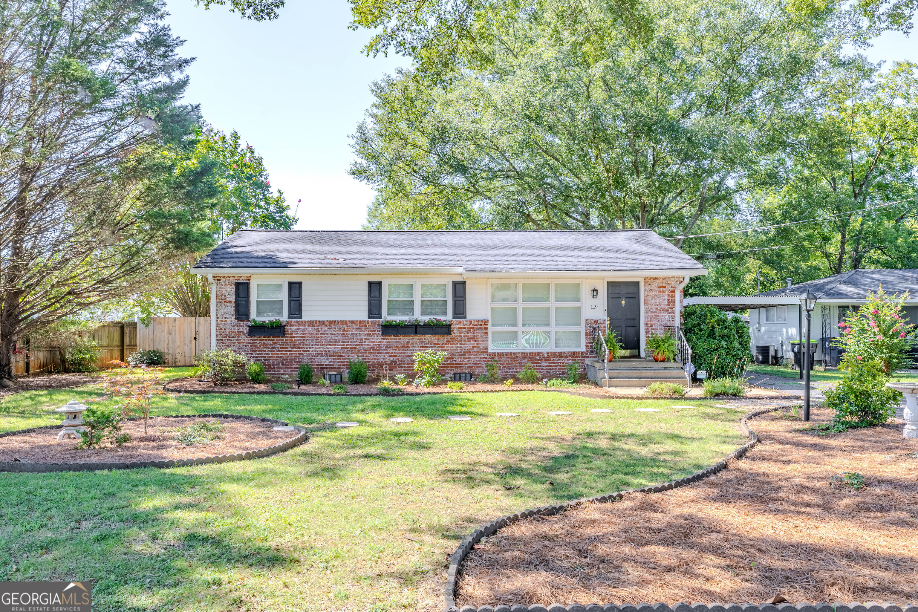 Located just around the corner from Peeks Park, this remodeled cottage is truly a gem - precious, move-in ready, and full of updates. Recent improvements include a new roof, new water heater, new plantation shutters and windows, and a new privacy fence.