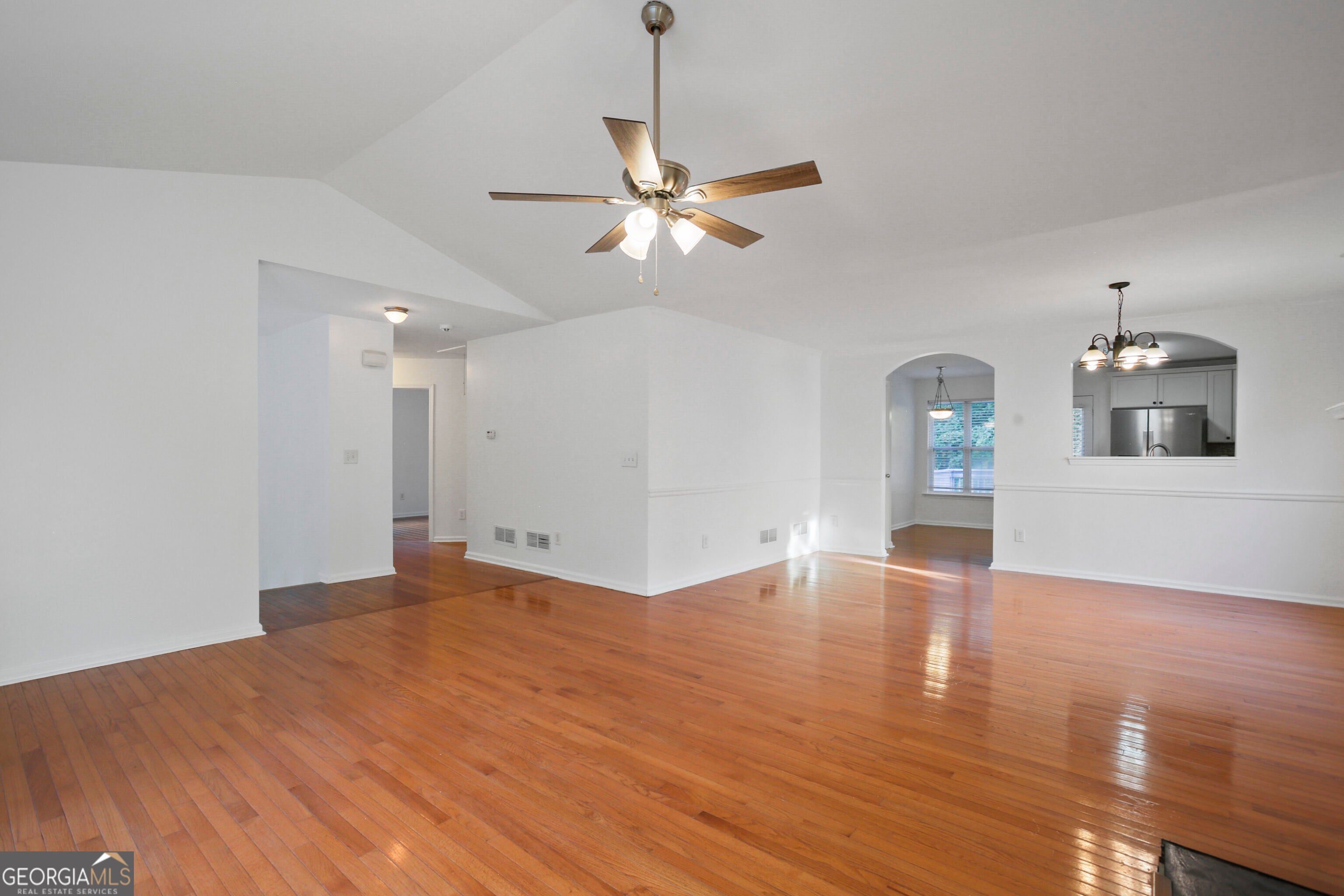 1068 S Gordon RD
