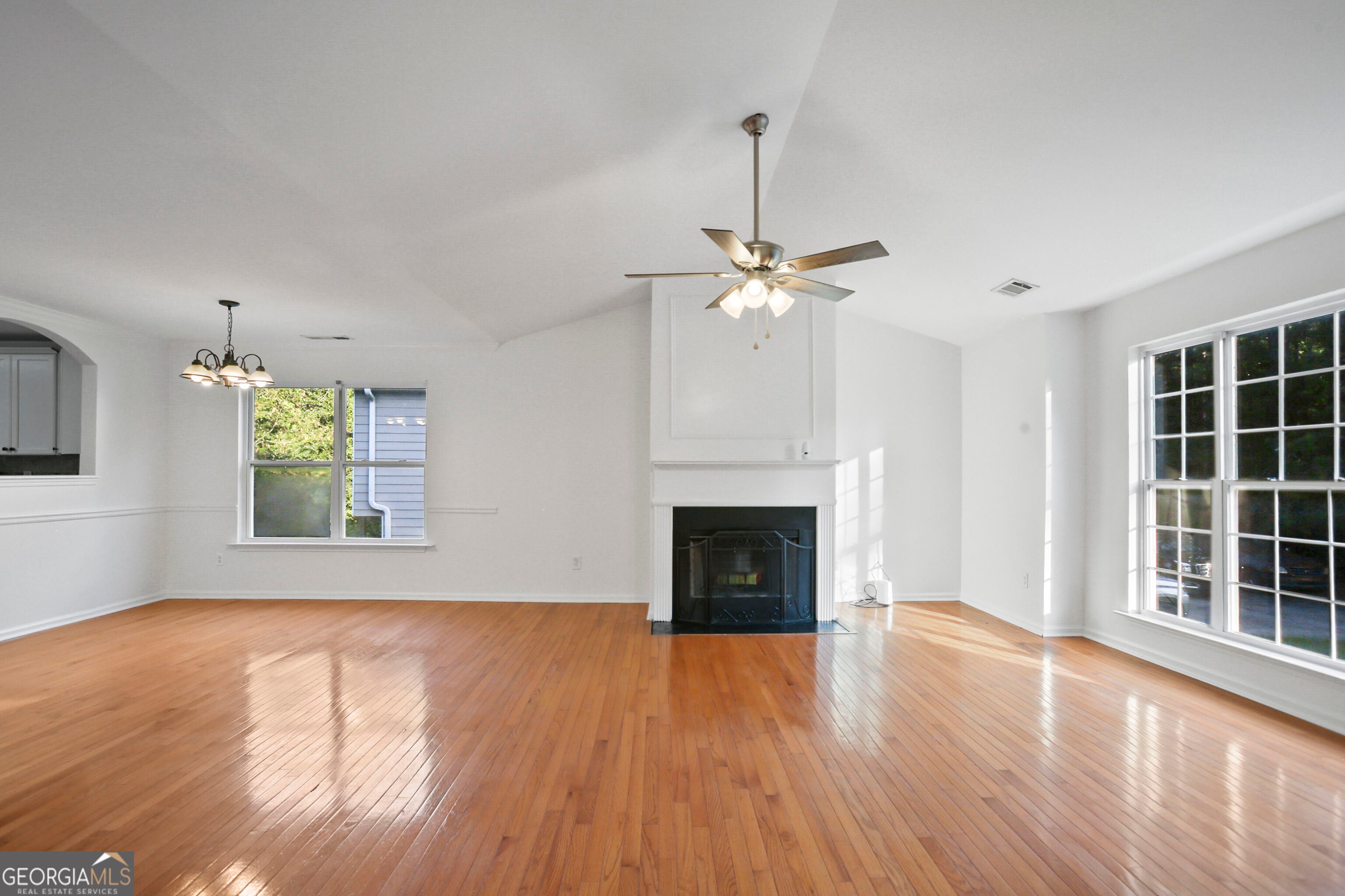 1068 S Gordon RD