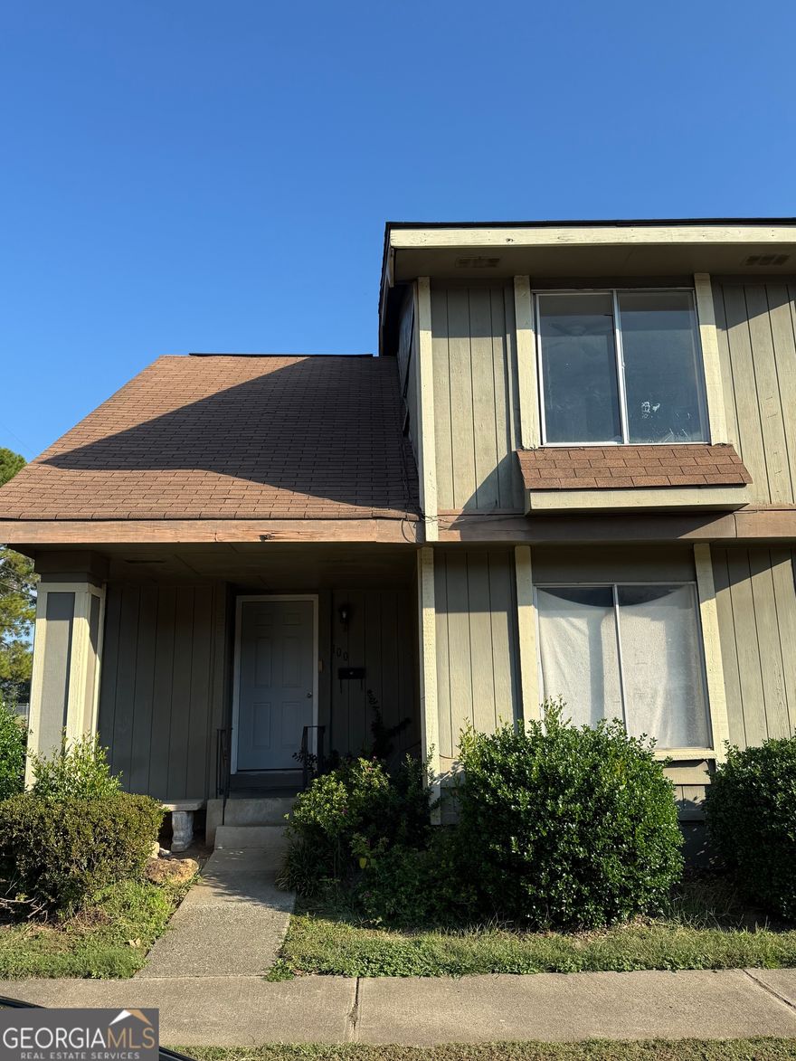 Investor Special! Looking for a great opportunity to start or expand your real estate portfolio and generate strong income? Look no further! This spacious condo offers 1,402 sq. ft. of living space, featuring 3 bedrooms and 2.5 baths - perfect for either short- or long-term rental opportunities. Ideally located just minutes from Warner Robins Air Force Base and surrounded by great shopping and dining options, this property is a true gem for modern living. With the right investor's eye, this home presents a prime renovation opportunity - ready to be transformed into something special.