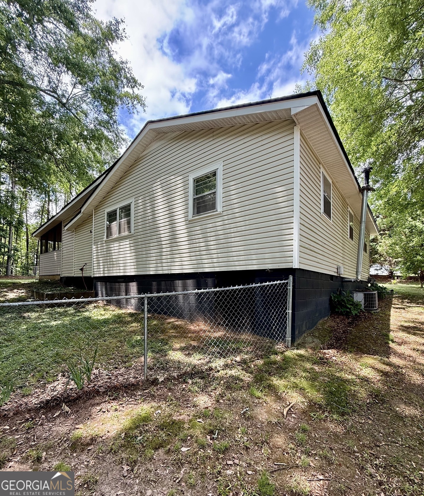 202 Bryan ST W