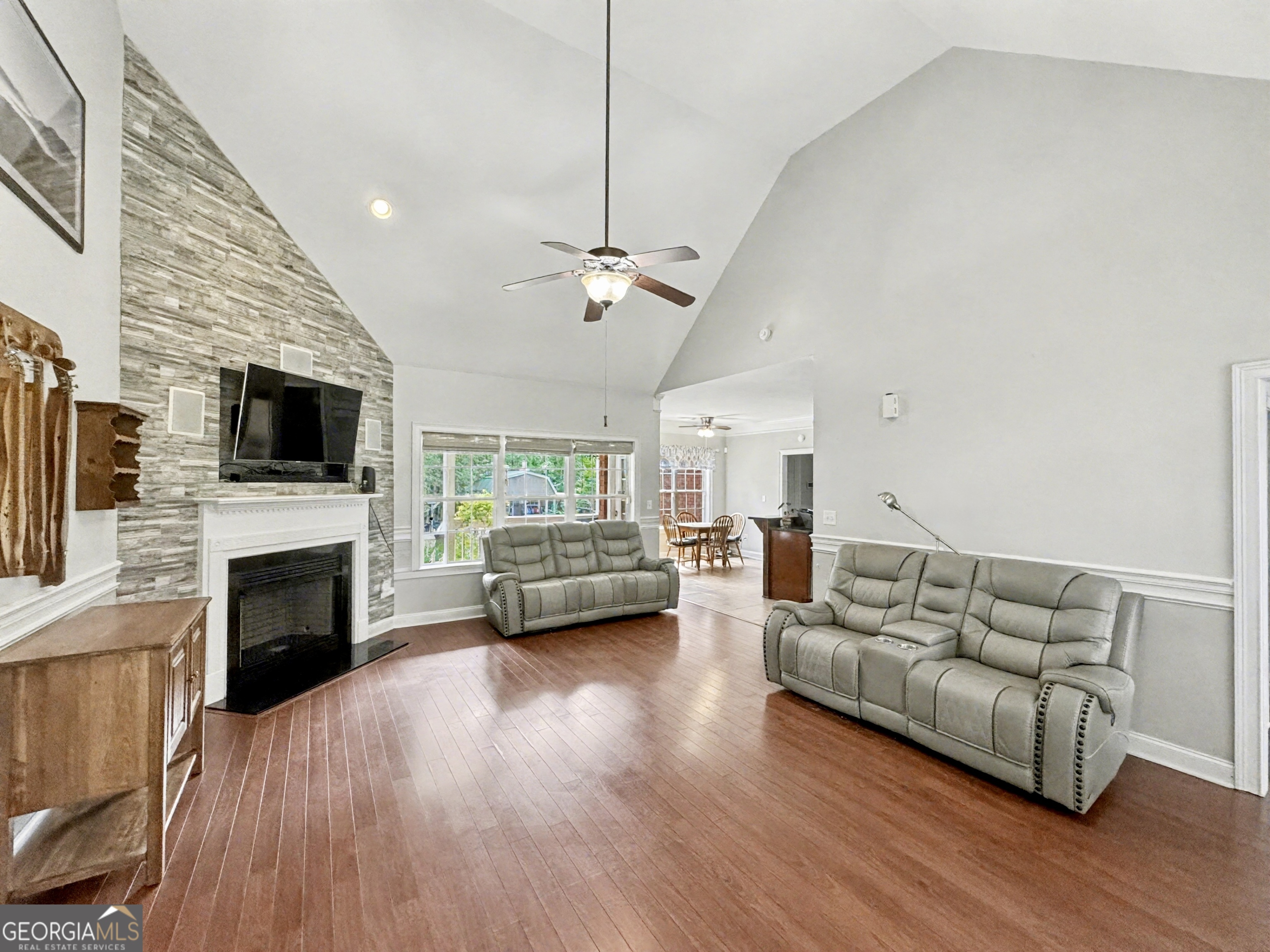 384 Lakemere LN NW