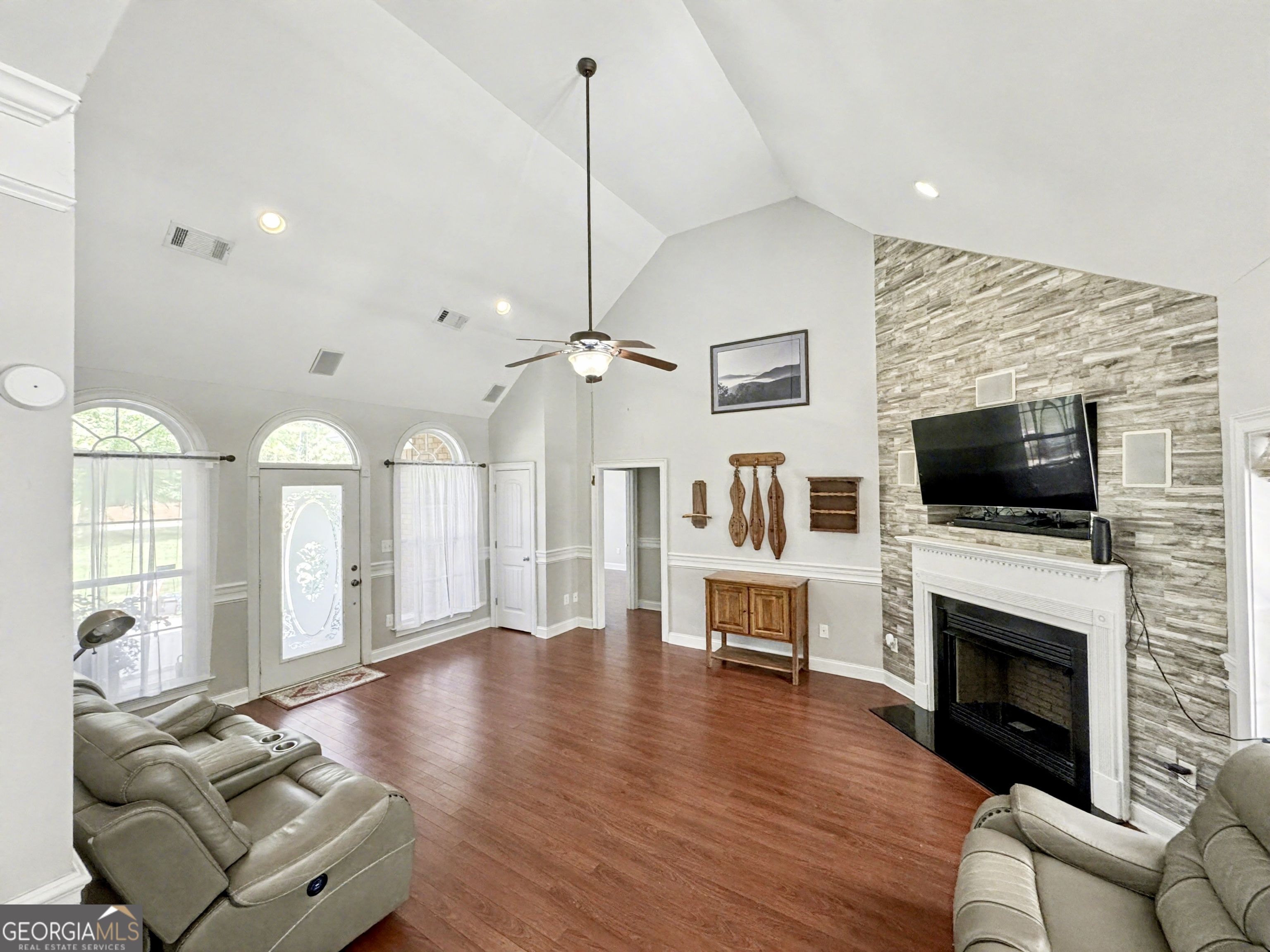 384 Lakemere LN NW