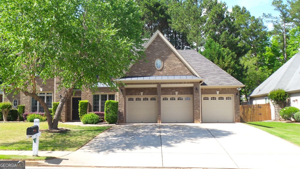 Photo of 206 Lake Forest Drive, Newnan, GA 30265 (MLS # 10687096)