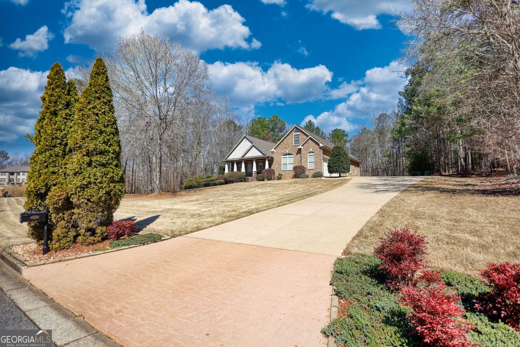 Photo of 100 Oak Forest Dr, Oxford, GA 30054 (MLS # 10703469)