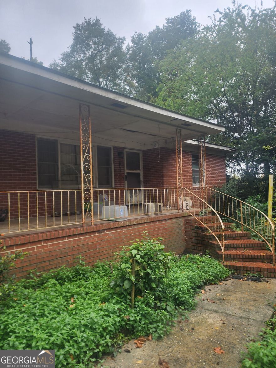 Calling All Investors!  Structurally sound 4-sided brick home on over an half acre lot.  Featuring a wood burning brick fireplace, hardwood floors, rear screened porch, numerous fruit trees all located on a large cul-de-sac.  The new owner will appreciate the easy access to I-75, shopping and schools.  Call today!