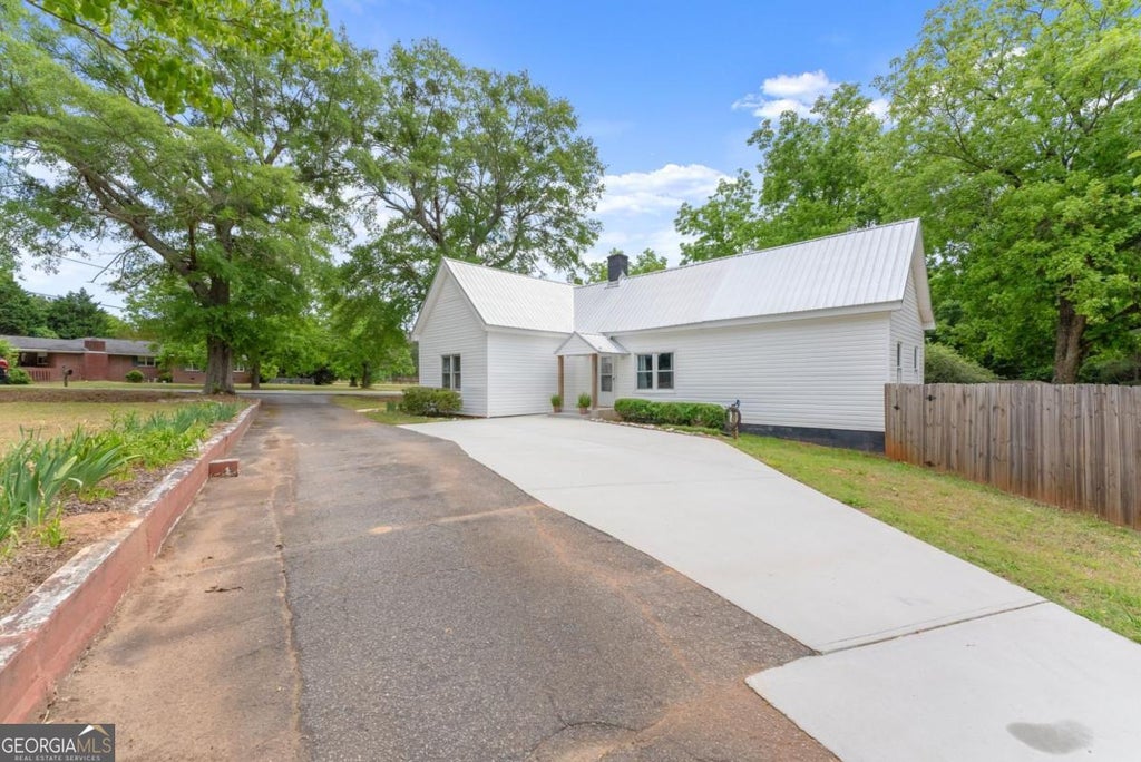 Photo of 1519 New Hope Church Road, Loganville, GA 30052 (MLS # 10853316)