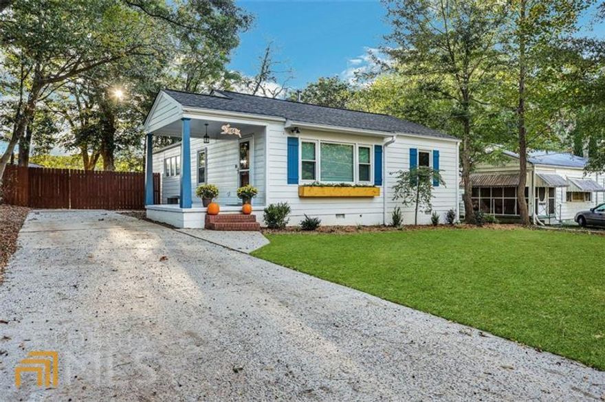Welcome home to Beltline living in historic Boulevard Heights. Renovated three bedroom/2 bath home with open concept kitchen/living room. Oversized Master with ensuite. Bonus office/sunroom. Landscaped private backyard oasis. Walk to Beltline, Glenwood Park, Atlanta Dairies, The Beacon, The Zoo, in town living at its finest.