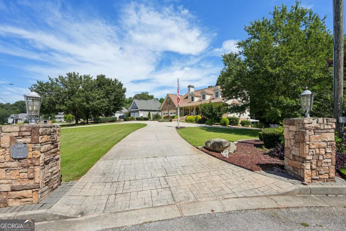 5492 Twin Oak DR